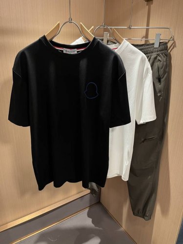 moncler蒙家 2025春夏最新男女同款贸易订单短袖T恤，全品相！！网红款！采用Logo图案压胶设计！上身舒适透气，不僵硬，整体有着丰富的立体感，品质出口订