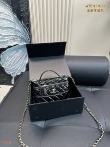 配折叠盒 香奈儿Chanel 25C 手柄盒子包这款包包的颜值是受到一致认可的好看出道即绝版～ 目前柜柜已经停售、产量也是少得可怜 整包采用漆皮皮料非常硬挺、拿