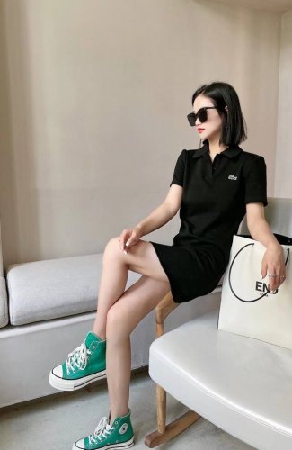 法国鳄鱼 经典款5粒扣Polo裙！ Lacoste 法国鳄鱼女士时尚简约棉质中袖Polo连衣裙！ 纯棉珠地冰丝棉面料 舒适透气 恰好的裙长 让整个人都有高挑的感