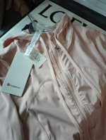 细节图 连帽款 Lululemon丨Define 露露女士运动连帽瑜伽服外套 设计理念： 灵感源自我们的经典设计，这是备受喜爱的 Shape 夹克瑜伽服的升级款