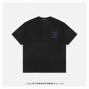 LV 25Ss 领口字母老花印花短袖 面料采用230克重精梳棉 定制32支1*1螺纹 成衣两遍水洗处理 面料舒适亲肤无异感 定制定染面料 纺织密度高 垂感佳 不