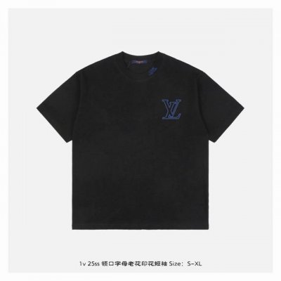 LV 25Ss 领口字母老花印花短袖 面料采用230克重精梳棉 定制32支1*1螺纹 成衣两遍水洗处理 面料舒适亲肤无异感 定制定染面料 纺织密度高 垂感佳 不