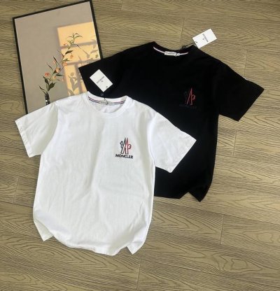 moncler 蒙口两色红蓝白黑拼色刺绣标情侣款短袖T恤 Moncler蒙口短袖T恤的价格P其实蛮有优势的 去过专柜的应该都知道蒙口的价格P不会比Gucci B