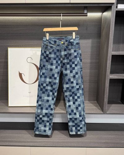 Louis Vuitton 路易 威登 25Fw 限定款棋盘格刺绣提花牛仔裤 路易威登 25Fw 限定款提花格子牛仔裤！这裤子简直是时尚圈的宝藏单品！ 它的面料