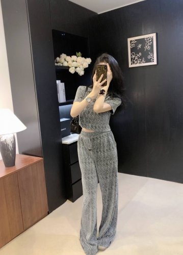 Miu Mi*定制面料经典 长裤套装 独家订制 裤子加链条三角标 谁穿谁好看系列 模特上身均大货 单色 Sml 现货供应