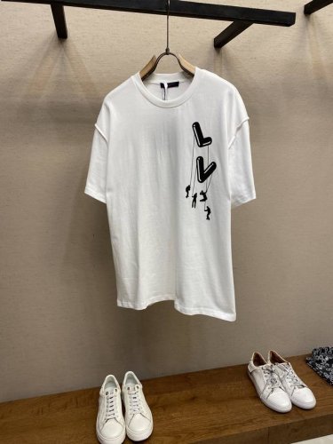 1V 伞兵人物字母印花T恤 40S 2光柔棉股线平纹布 克重 G 胚布做烧毛预缩+成品布无尘蚀毛工艺处理 搭配60S+40S丝光棉1*1横机织扁机领罗纹 Lv独
