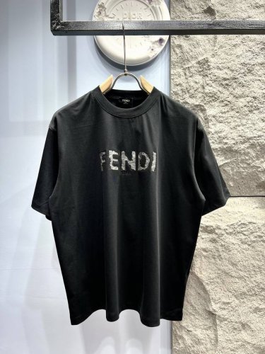 p230Fendi*芬迪 浮雕字母短袖T恤 *采用280克新疆棉冰感索罗娜面料 面料采用了新疆棉作为主要成分，保证了面料的舒适度和耐用性。同时，通过索罗娜科技处