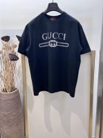 Size：S M L Xl 男女同款197712170071 G家G*Cci 古驰 钻饰双G半袖T恤采用针织棉匠心打造，缀饰Gu*Ci互扣式双G和织带仿钻刺绣，