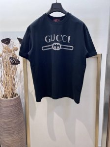 Size：S M L Xl 男女同款197712170071 G家G*Cci 古驰 钻饰双G半袖T恤采用针织棉匠心打造，缀饰Gu*Ci互扣式双G和织带仿钻刺绣，
