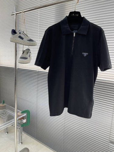 prad 25Ss新款经典三角标半拉链polo衫， 原版1:1开发，采用珠地棉面料精心打造，以全新运动风格呈现经典设计，款式新颖时尚。 码数：Xs S M L