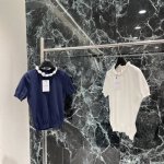 val华伦 25夏季新款 花边水钻针织短袖 圆领配合花边水钻环绕领口 柔美动人 氛围更显优雅浪漫 袖口微微呈现泡泡袖效果 复古风格强烈 修身版型 突显身材 日常
