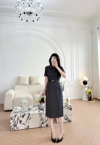 气质美女 简约条纹连衣裙 新时代女性性格变化的影响下，女性化廓形成为新的看点，在简约的基础上翻领收腰绘制出更加精致的细节品位感，大身是斜纹的精纺材质，手感细腻不