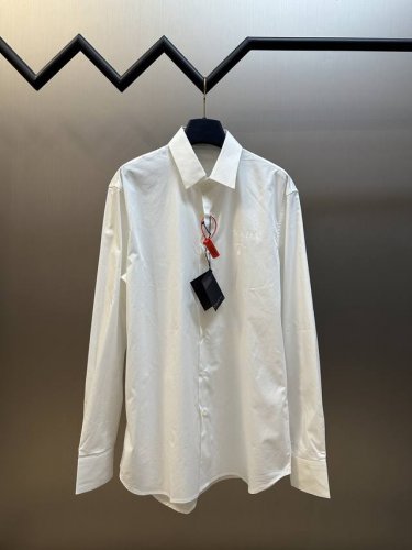 prada Logo 烫图衬衫 定制超薄记忆棉织纹面料 标志性prada烫图点缀正面 以简约的线条勾勒优雅轮廓 红外线定位烫画工艺 红外线对位prada 位置更