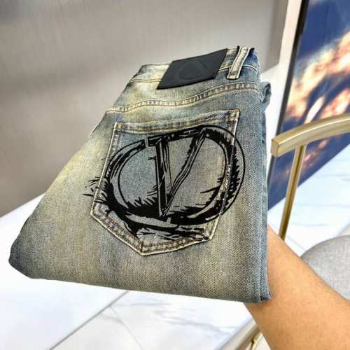 P260 vt华伦天奴、2025春夏新品经典元素后口袋印花休闲直筒牛仔裤。选用了客供进口98%棉2%橡胶混纺丹宁牛仔棉布制成，重磅环保植物酵素水洗工艺，肌理有着