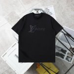上新 顶级复刻 高端定制 Louis Vuitton 路易威登 新款渐变字母圆领短袖T恤 颜色: 黑色 购入原版开模打造，全套定制辅料，细节决定成败。 Loui