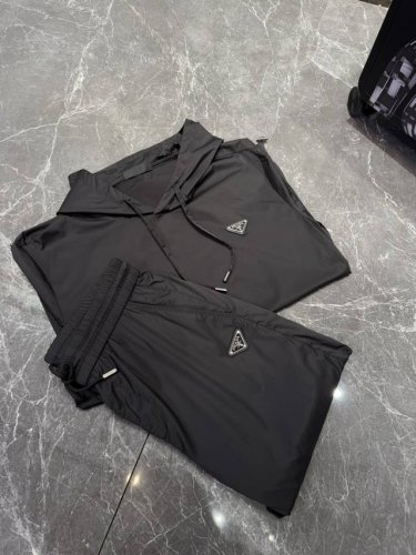 prada 防水压胶拉链四面弹力面料套装 高级定制春夏系列 干练利落商务休闲套装 意大利进口高档轻柔纤维弹性面料 细腻柔软 舒适透气 挺括塑型 非凡品质 精致立