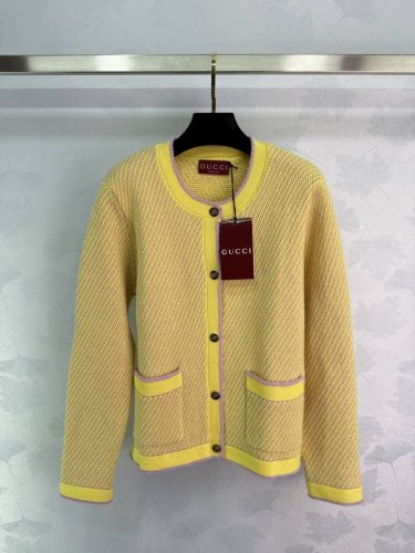 Gucc*2025新品上架 撞色捆边针织开衫 定制Yb羊绒纱线织造 柔软舒适 洋气显瘦 圆领开衫剪裁 可单穿或作外套叠穿 正肩轮廓勾勒肩颈线条 通体以黄底紫包边