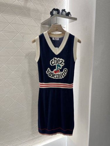 valentin*2025新品上架 樱桃针织背心裙 定制Yb羊毛纱线织造 柔软亲肤 舒适有型 背心连衣裙剪裁 桃心领领口恰当露肤 美化头肩比例更显瘦 立体杏色包