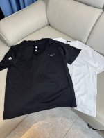 p100 descente/迪桑特圆领经典款情侣短袖T恤！ 经典系列之作，运动休闲必选款式，上身超级舒服透气！ 面料采用32支260克纯棉面料 经典版型，修身显