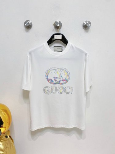 gucci古奇 2025Ss春夏最新款短袖T恤出货啦！！ 2025新款T恤 高版本专用面料 高克重纯棉丝光面料 上身舒适不失挺阔 针脚刺绣工艺、数字印花、植绒工