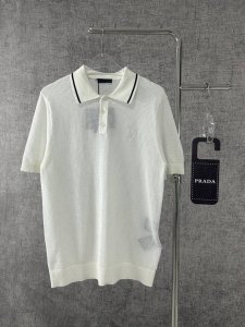 prada 普拉达2025夏季新款针织三角标短袖polo衫 谁能拒绝prada这两款镂空polo衫 米白温柔 浅蓝清爽 颜色适配夏日氛围 独特镂空设计 兼具时尚