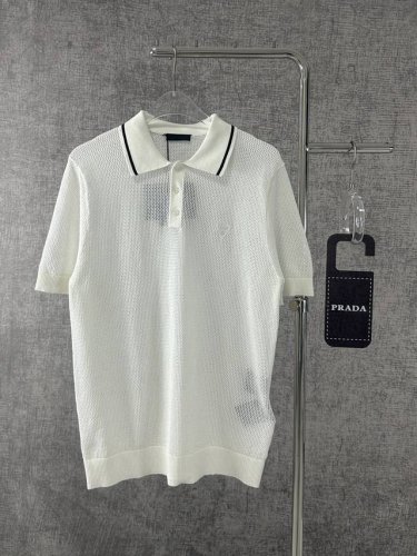 prada 普拉达2025夏季新款针织三角标短袖polo衫 谁能拒绝prada这两款镂空polo衫 米白温柔 浅蓝清爽 颜色适配夏日氛围 独特镂空设计 兼具时尚