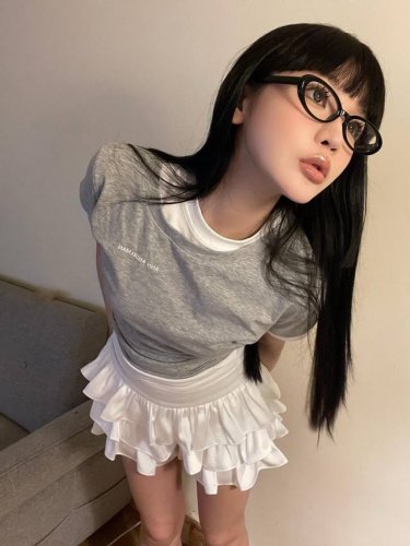 new World 上新 Ann古早感甜辣假两件短袖T恤 上衣修身立体收腰版型 修饰身材曲线 显瘦又时髦 柔滑软舒适弹润 减龄又显气质 颜色：灰 黑 尺码：Sm