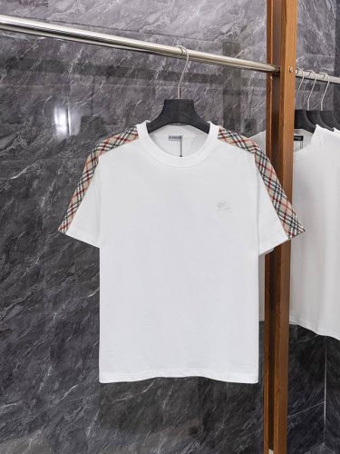 款号J26 burberry Bbr 巴宝莉 微宽版型 新款独家限定 25年最新最顶级 格纹拼接刺绣字母Logo 双肩格纹织带 精美重工艺 280克洗水面料T恤