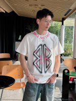 巴黎世家新品，人工手绘工艺时尚单品设计，更加时尚舒适，高标准定制，上身非常有型，客供辅料，客供进口高档面料质感非常细腻，细节工艺精湛考究，塑造性极高的一款单品，