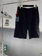 驴牌 标签工装短裤 定制极光Tr料 光泽自然 舒适贴肤 经典黑色基调 前幅饰以同质化Clean Fit展示 极致的纯净感 侧面贴袋设计独具匠心 以1V标签扣为点