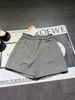 Miumi* 25Ss春夏新款 复古格纹花束腰压褶短裤丨独家Yb开发 高版出品 腰间刺绣字母Logo标签低调奢华 定制纯棉材质柔软细腻质感超赞 经典版型上身巨显