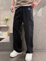 Dior 顶级货品 2025春夏新款宽松休闲裤！品牌经典Logo休闲裤 ，定制面料，舒适度极好，手触感强烈。辨识度极高，完美品相工艺。 尺码：M-3Xl