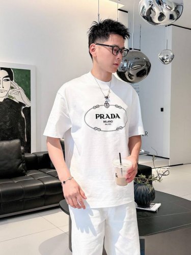普拉达 2025春夏新款首发专柜最新款短袖圆领T恤 高端订制 设计前卫时尚 品牌Logo重工艺设计 高端定制丝光云朵棉面料.手感柔软.穿着舒适.专柜级别精致车线