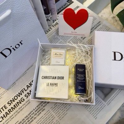 dior全能霜丝绒999甜心礼盒 高定礼盒 情人节对爱的人大胆表白。丝毫不掩饰自己心中的爱意，只想让自己的心声被对方所聆听。这才是彻底而完整的爱的抒怀。 这些美