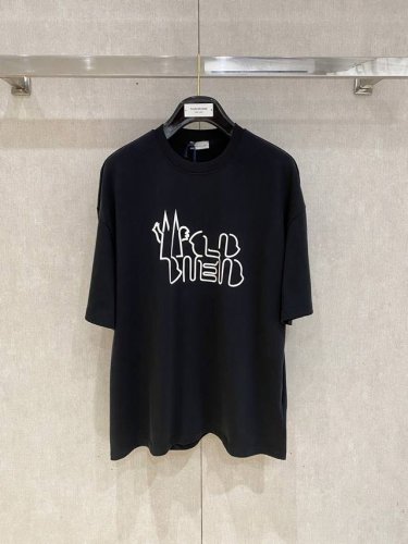 moncler 蒙口大爆款 2025春夏新款首发专柜最新款短袖圆领T恤 高端订制 设计前卫时尚！品牌Logo重工艺设计 高端定制面料.手感柔软.穿着舒适.专柜级