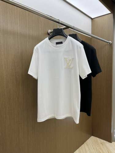 新款 Lv Ss春夏新款首发专柜最新款短袖圆领T恤 高端订制 设计前卫时尚！品牌Logo重工艺设计 高端定制240克面料.手感柔软.穿着舒适.专柜级别精致车线.