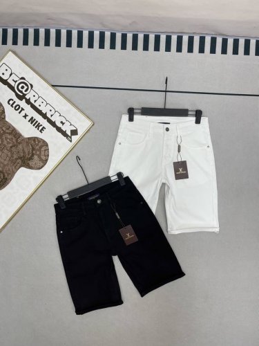路易威登Louis Vuitton夏季新品金属皮标Lv牛仔裤短裤！ Lv最新顶级用料超柔高棉水洗牛仔面料！每一件水洗费用高达常规工艺三倍之多，触感极致细腻，拿到