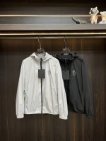 主推P450 Moncler 2025Ss早春新款发布秘蒙口连帽夹克外套。春款外套！穿上就是舒适自在又显瘦的存在，慵懒而随性，结合干净简单的色系就特别耐看，适合