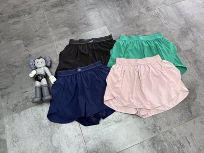 alo弹力腰带运动速干瑜伽网球短裤 高腰显瘦 无缝衔接瑜伽运动与日常穿搭 兼顾时尚度与功能性的明星单品 品牌背景: alo是源自美国洛杉矶的高端运动生活方式品牌