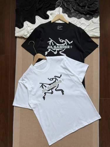 arc'teryx始祖鸟 Jil联名 圆领短袖T恤 男女同款 -面料采用260G纯棉面料，达到透而不露的黄金平衡点，完美规避透视尴尬，成衣尺寸稳定，多次机洗仍能
