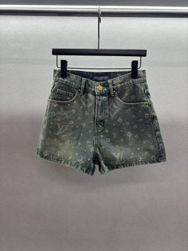 2660 Spring And Summer ！1V老花牛仔短裤， 百看不腻的颜色，做旧色系经典百搭， 时髦低调气质高级！ 三码！