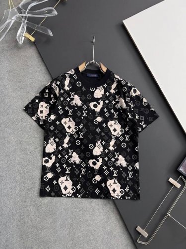 lv*2025独家 新品！爆款满印 美国杜邦公司所罗纳面料黑科技 爆款现货春夏短袖，简约基础衣橱神器， 休闲百搭必备款 做工走线质感一流，两色推荐 微宽松版型