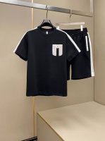 siji 蒙口2025春夏新款来袭～～这家品质控推荐，这款男士衬衫套装饰有像素格效果标识印花，非常适合夏天穿着 有序格纹的设计， 休闲居家旅游必选，微阔的剪裁，