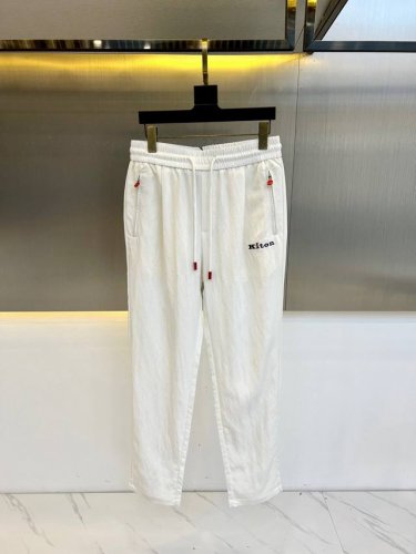 kiton意大利品牌-2025春夏新款男士时尚百搭休闲裤直筒裤运动裤。采用高支数环保聚酯纤维面料，立挺有型抗皱，软糯亲肤，上身舒适度极高；侧兜饰以品牌字母Log