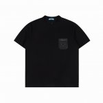 prada 普拉达 25Ss 三角标皮牌口袋短袖 采用32支双纱280克高克重纯棉面料，同缸同染定织螺纹，厚织感加上紧密纺纱工艺，不会影响面料的透气性，成色的饱