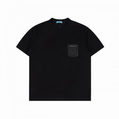 prada 普拉达 25Ss 三角标皮牌口袋短袖 采用32支双纱280克高克重纯棉面料，同缸同染定织螺纹，厚织感加上紧密纺纱工艺，不会影响面料的透气性，成色的饱