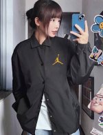 Air Jordan Aj 飞人乔丹火焰立领教练夹克外套 精选优质梭织加厚面料 匀整光洁 吸湿耐磨不易折 厚实板正上身超赞宽松版型结合立体裁剪工艺 留有充裕活动