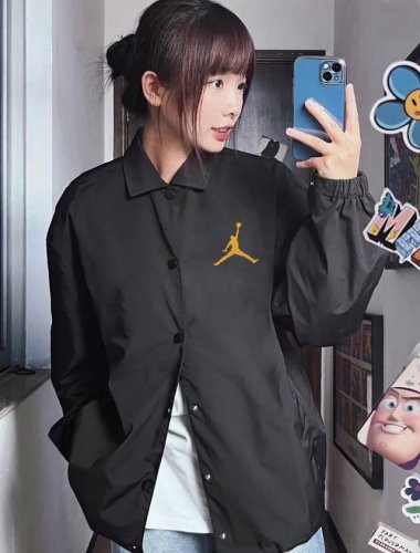 Air Jordan Aj 飞人乔丹火焰立领教练夹克外套 精选优质梭织加厚面料 匀整光洁 吸湿耐磨不易折 厚实板正上身超赞宽松版型结合立体裁剪工艺 留有充裕活动