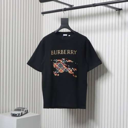 burberry 巴宝莉 25Ss 十字绣刺绣战马短袖采用15S精棉平纹，230G；搭配 32S双纱拉架螺纹，300G。精棉面料通常具有较好的吸湿性、透气性、耐
