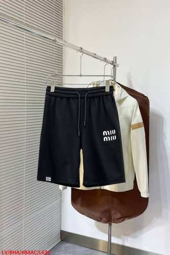 miumiu 2025夏季新款原单专柜休闲短裤，奢华经典品牌原版Logo配饰 专柜热销款 身穿着非常舒适 低调不失奢华 穿出去非常有档次 裤型款式和裁剪亦无需多